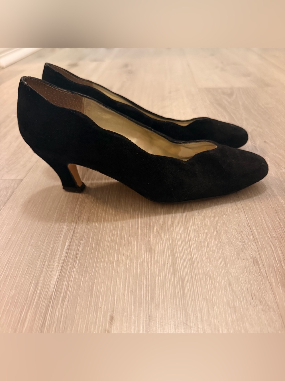 Vintage Victoria Spenser Scalloped Black Suede Pointed Toe Pumps Size 5.5 M